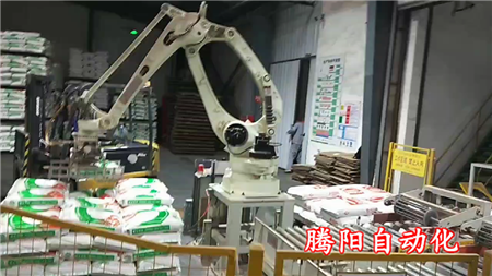 飼料碼垛機器人雙線碼垛幫助企業打造立體倉庫