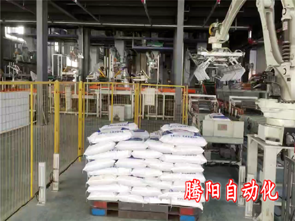 一臺飼料碼垛機器人負責多條生產線碼垛