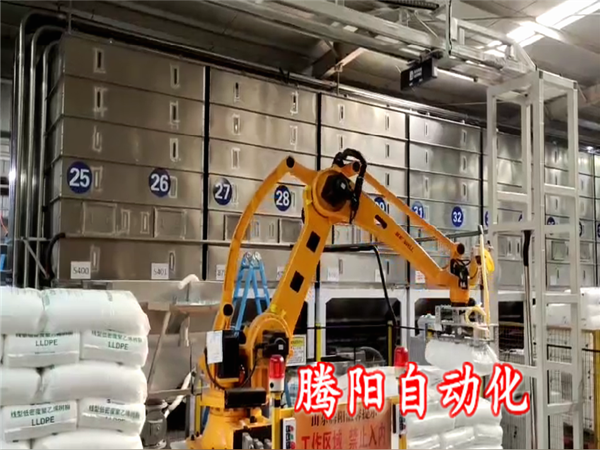 注塑原料拆包投料機器人能負責多個料口拆包上料工作