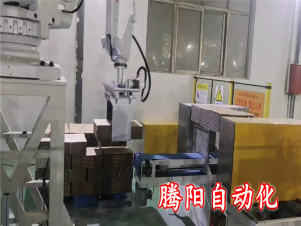 印刷紙箱廠使用碼垛機器人代替人工碼垛 