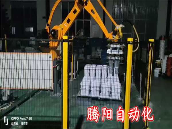 桶裝水溶肥碼垛機(jī)器人輕松駕馭生產(chǎn)高峰